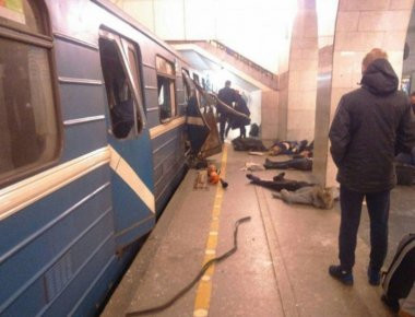 Σε μία άμορφη μάζα σιδερικών μετατράπηκε το βαγόνι στο Μετρό της Αγίας Πετρούπολης! (βίντεο)